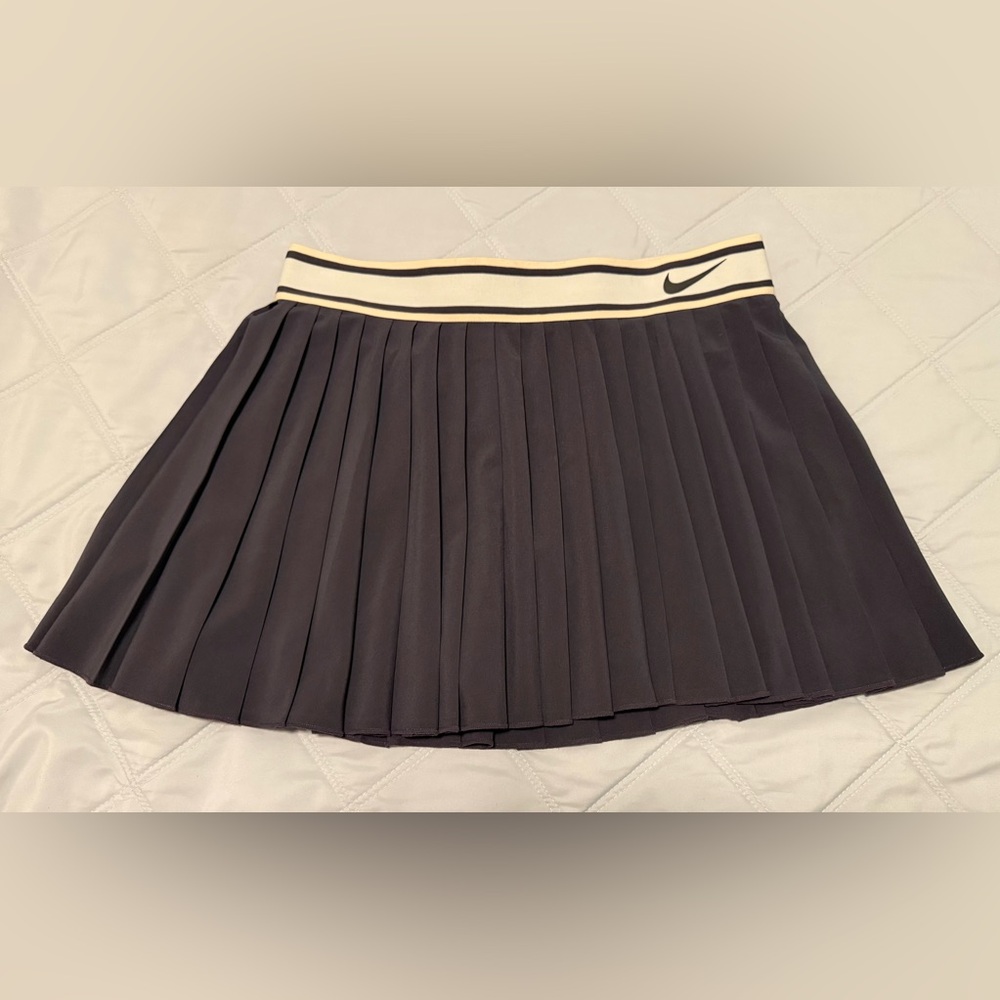 Rare Nike Women's Black and Cream Pleated Mini Skirt Skort